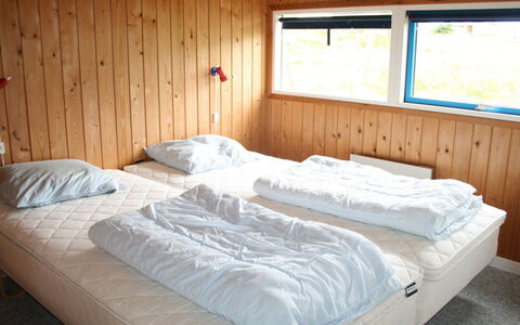 Uma - 400M from the Sea: Letto, Camera Da Letto, Lenzuolo, Legna, Bedding, Interior Design, Soffitto, Mobilia, Pavimento, Telaio Del Letto