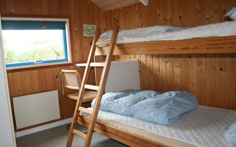 Uma - 400M from the Sea: Legna, Letto A Castello, Letto, Camera Da Letto, Pavimentazione, Interior Design, Mobilia, Soffitto, Pavimento, Camera