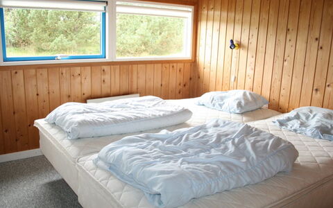 Uma - 400M from the Sea: Letto, Camera Da Letto, Lenzuolo, Legna, Bedding, Interior Design, Soffitto, Pavimentazione, Pavimento, Telaio Del Letto