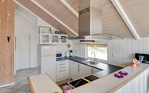 Uma - 400M from the Sea: Pavimentazione, Legna, Soffitto, Interior Design, Pavimento, Cucina, Controsoffitto, Pavimento In Legno, Camera, Casa