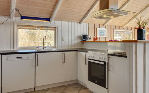 Uma - 400M from the Sea: Cucina, Pavimentazione, Legna, Elettrodomestico Da Cucina, Soffitto, Interior Design, Controsoffitto, Pavimento, Apparecchio Major, Cabinetry