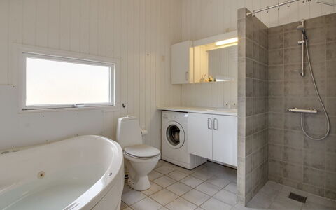 Uma - 400M from the Sea: Pavimentazione, Pavimento, Parete, Idraulico Fixture, Legna, Soffitto, Interior Design, Bagno, Lavello, Rubinetto