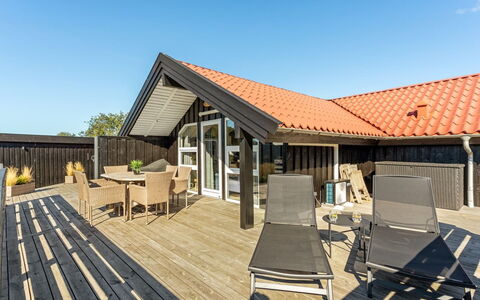 Skyler - 1Km from the Sea: Arbusto, Urban Design, Groundcover, Brick, Appartamento, Estate, Muratura, Balcone, Landscaping