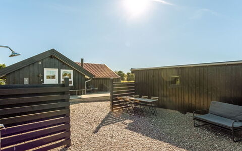 Skyler - 1Km from the Sea: Arbusto, Urban Design, Groundcover, Brick, Appartamento, Estate, Muratura, Balcone, Landscaping