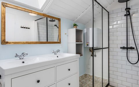 Skyler - 1Km from the Sea: Bagno, Idraulico Fixture, Interior Design, Lavandino Del Bagno, Pavimentazione, Mobiletto Del Bagno, Lavello, Rubinetto, Pavimento, Soffitto