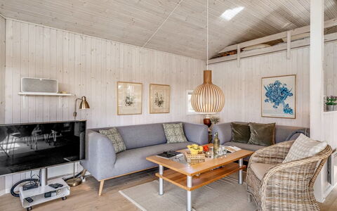 Ferdine - 1.5Km from the Sea: Interior Design, Pavimentazione, Legna, Mobilia, Soffitto, Pavimento, Divano, Soggiorno, Lampada, Illuminazione
