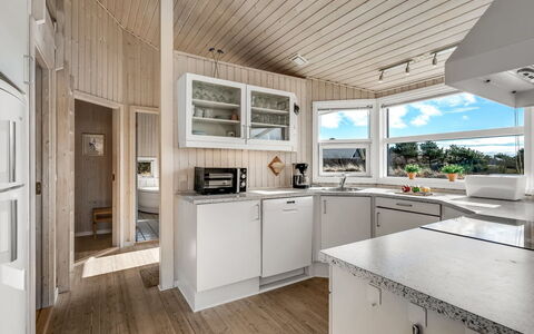 Ferdine - 1.5Km from the Sea: Legna, Soffitto, Interior Design, Casa, Latifoglie, Color Legno, Lampada, Controsoffitto, Cucina, Design