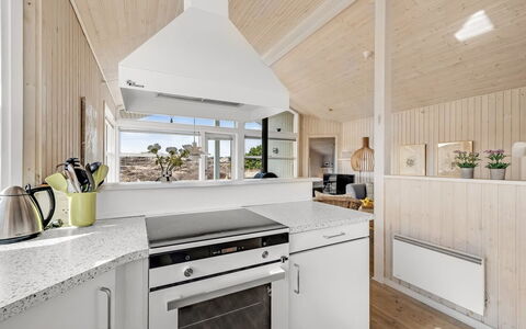 Ferdine - 1.5Km from the Sea: Cucina, Legna, Pavimentazione, Soffitto, Interior Design, Elettrodomestico Da Cucina, Controsoffitto, Pavimento, Apparecchio Major, Cabinetry