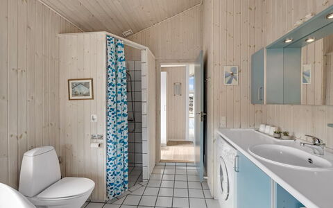 Ferdine - 1.5Km from the Sea: Pavimentazione, Idraulico Fixture, Pavimento, Legna, Interior Design, Lavello, Soffitto, Rubinetto, Bagno, Idraulico