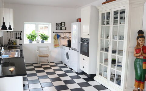Fridoline - 150M from the Sea: Pavimentazione, Cucina, Interior Design, Pavimento, Elettrodomestico Da Cucina, Cabinetry, Apparecchio Major, Controsoffitto, Mobilia, Elettrodomestico