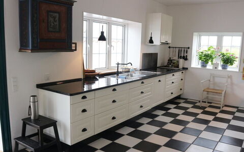 Fridoline - 150M from the Sea: Pavimentazione, Cucina, Legna, Cabinetry, Pavimento, Controsoffitto, Interior Design, Cassetto, Elettrodomestico Da Cucina, Credenza