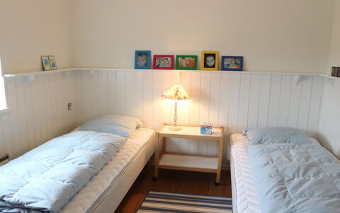 Fridoline - 150M from the Sea: Letto, Camera Da Letto, Mobilia, Bedding, Lenzuolo, Interior Design, Legna, Pavimento, Biancheria, Tessile