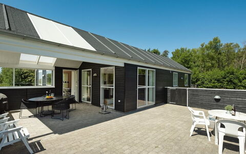 Erich - 1.8Km from the Sea: Arbusto, Urban Design, Groundcover, Brick, Appartamento, Estate, Muratura, Balcone, Landscaping