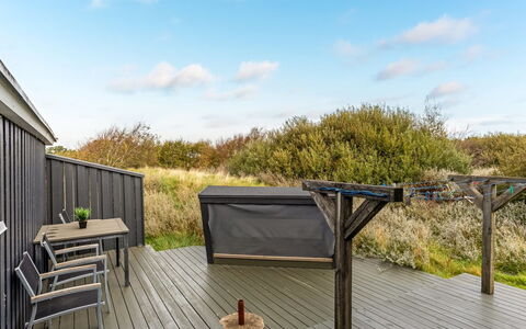 Casandra - 600M from the Sea: Arbusto, Urban Design, Groundcover, Brick, Appartamento, Estate, Muratura, Balcone, Landscaping