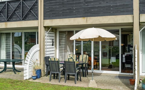 Iliane - 100M from the Sea: Arbusto, Urban Design, Groundcover, Brick, Appartamento, Estate, Muratura, Balcone, Landscaping