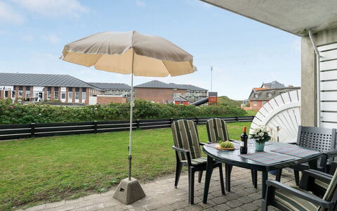 Iliane - 100M from the Sea: Arbusto, Urban Design, Groundcover, Brick, Appartamento, Estate, Muratura, Balcone, Landscaping