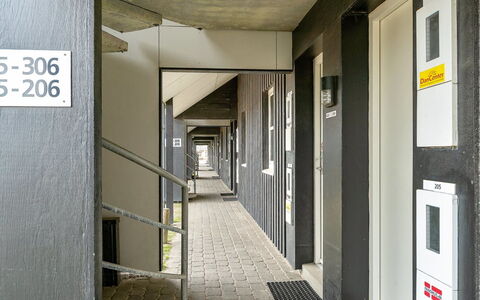 Iliane - 100M from the Sea: Arbusto, Urban Design, Groundcover, Brick, Appartamento, Estate, Muratura, Balcone, Landscaping