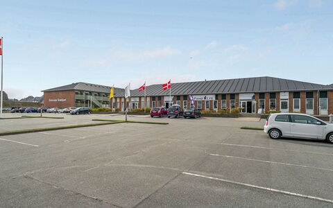 Iliane - 100M from the Sea: Arbusto, Urban Design, Groundcover, Brick, Appartamento, Estate, Muratura, Balcone, Landscaping