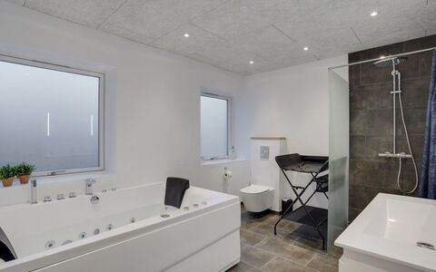Christiern - 4.5Km from the Sea: Pavimentazione, Interior Design, Soffitto, Idraulico Fixture, Pavimento, Illuminazione, Bagno, Lampada, Idraulico, Camera
