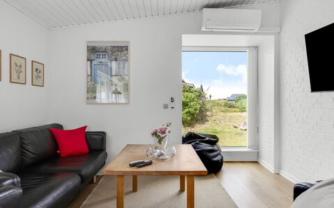 Kita - 500M from the Sea: Parete, Pavimentazione, Divano, Interior Design, Pavimento, Mobilia, Soffitto, Soggiorno, Camera, Casa
