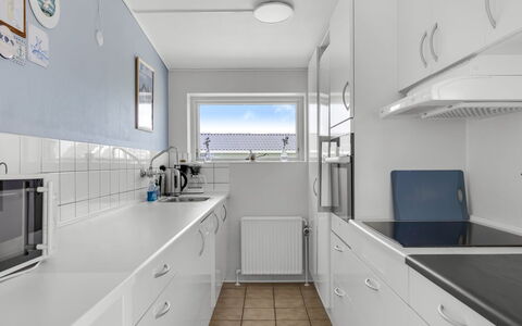 Kita - 500M from the Sea: Cucina, Apparecchio Major, Controsoffitto, Elettrodomestico Da Cucina, Pavimentazione, Interior Design, Pavimento, Cabinetry, Soffitto, Lavello