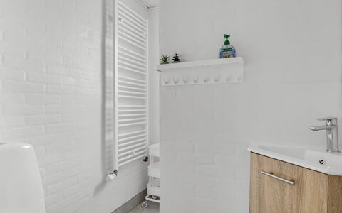 Kita - 500M from the Sea: Parete, Pavimentazione, Idraulico Fixture, Pavimento, Interior Design, Bagno, Idraulico, Camera, Rubinetto