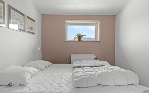 Kita - 500M from the Sea: Interior Design, Camera Da Letto, Soffitto, Pavimento, Letto, Pavimentazione, Lenzuolo, Illuminazione, Bedding, Mobilia