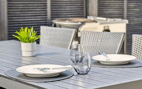 Kita - 500M from the Sea: Arbusto, Urban Design, Groundcover, Brick, Appartamento, Estate, Muratura, Balcone, Landscaping