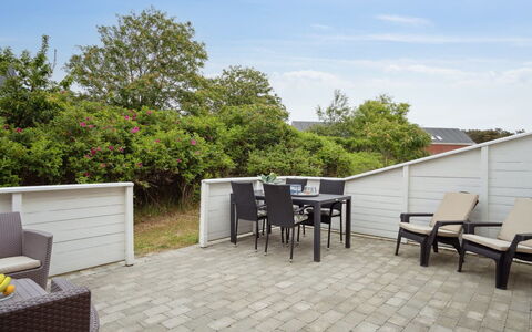 Withulf - 2.3Km from the Sea: Mobilia, Interior Design, Sedia, Pavimentazione, Tavolo, Ricorrere, Pavimento, Soffitto, Camera, Eco Hotel