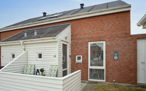 Withulf - 2.3Km from the Sea: Mobilia, Interior Design, Sedia, Pavimentazione, Tavolo, Ricorrere, Pavimento, Soffitto, Camera, Eco Hotel