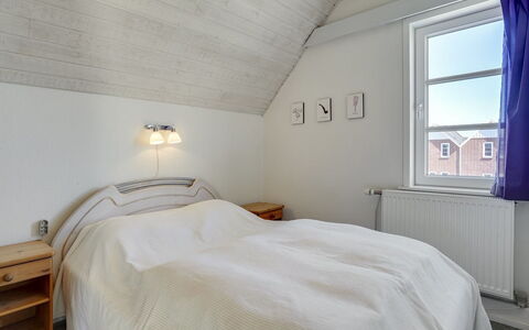 Otto - 2.3Km from the Sea: Camera Da Letto, Legna, Soffitto, Pavimento, Letto, Pavimentazione, Lenzuolo, Bedding, Interior Design, Telaio Del Letto