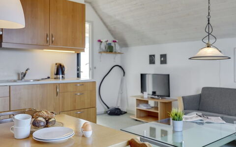 Otto - 2.3Km from the Sea: Mobilia, Interior Design, Pavimentazione, Legna, Pavimento, Soffitto, Lampada, Sedia, Cucina, Camera