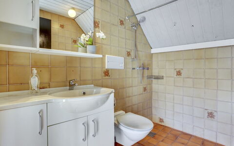 Otto - 2.3Km from the Sea: Idraulico Fixture, Pavimentazione, Lavandino Del Bagno, Lavello, Bagno, Interior Design, Pavimento, Rubinetto, Idraulico, Mobiletto Del Bagno