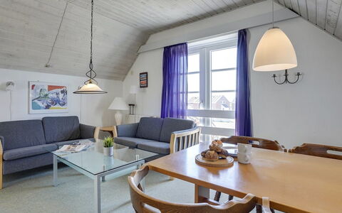 Otto - 2.3Km from the Sea: Mobilia, Pavimentazione, Interior Design, Soffitto, Pavimento, Sedia, Cucina & Sala Da Pranzo Tavolo, Soggiorno, Latifoglie, Design