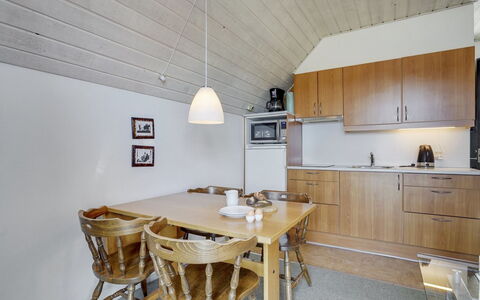 Otto - 2.3Km from the Sea: Pavimentazione, Interior Design, Pavimento, Mobilia, Legna, Soffitto, Lampada, Camera, Cucina, Pavimento In Legno