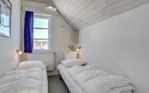 Otto - 2.3Km from the Sea: Camera Da Letto, Letto, Porta, Bedding, Telaio Del Letto, Lenzuolo, Dormitorio, Illuminazione Diurna, Cuscino