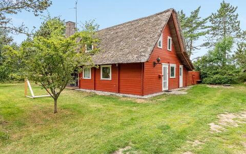 Tine - 2.3Km from the Sea: Arbusto, Urban Design, Groundcover, Brick, Appartamento, Estate, Muratura, Balcone, Landscaping