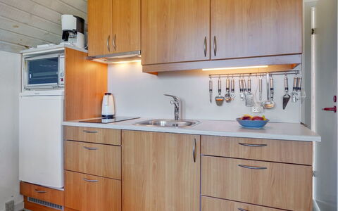 Fraja - 2.3Km from the Sea: Lavello, Lavandino Della Cucina, Cucina, Cabinetry, Idraulico Fixture, Legna, Controsoffitto, Interior Design, Rubinetto, Pavimentazione