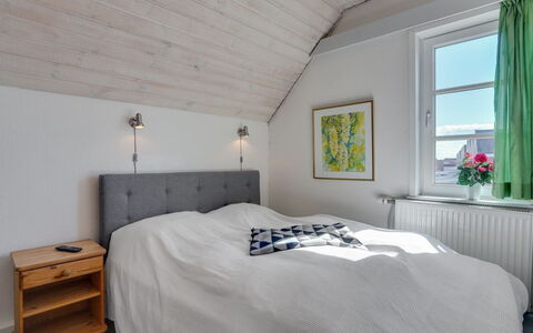 Fraja - 2.3Km from the Sea: Letto, Camera Da Letto, Legna, Bedding, Interior Design, Lenzuolo, Pavimentazione, Soffitto, Pavimento, Mobilia