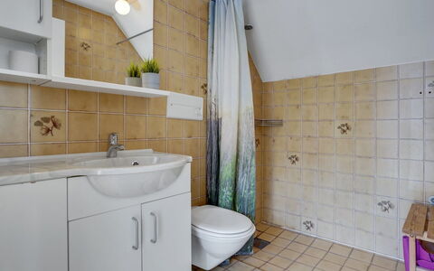 Fraja - 2.3Km from the Sea: Bagno, Idraulico Fixture, Pavimentazione, Lavello, Interior Design, Pavimento, Lavandino Del Bagno, Rubinetto, Idraulico, Piastrella