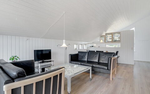 Thera - 2.8Km from the Sea: Pavimentazione, Soffitto, Legna, Interior Design, Mobilia, Pavimento, Casa, Camera, Soggiorno, Divano