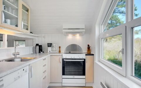 Thera - 2.8Km from the Sea: Legna, Interior Design, Soffitto, Cucina, Pavimentazione, Controsoffitto, Elettrodomestico Da Cucina, Illuminazione, Lampada, Pavimento
