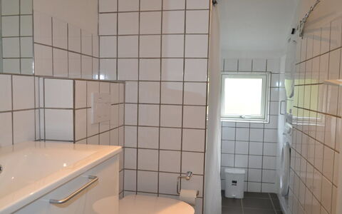 Thera - 2.8Km from the Sea: Parete, Idraulico Fixture, Pavimentazione, Pavimento, Interior Design, Bagno, Idraulico, Piastrella, Lavello, Rubinetto