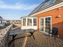 Harriette - 100M from the Sea