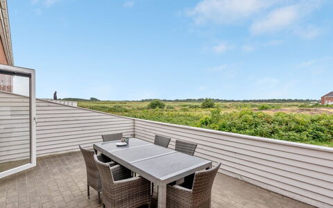 Anke - 500M from the Sea: Mobilia, Interior Design, Sedia, Pavimentazione, Tavolo, Ricorrere, Pavimento, Soffitto, Camera, Eco Hotel