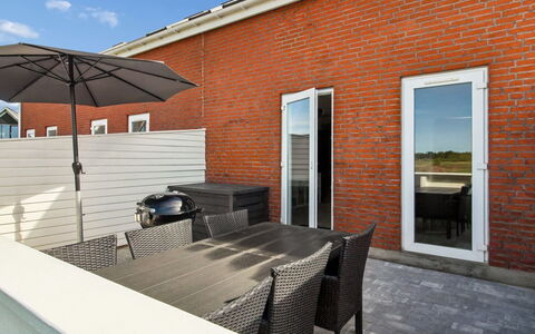 Maarit - 2.3Km from the Sea: Mobilia, Mobili Da Esterno, Sedia, Pavimento, Materiale Composito, Tavolo Esterno, Color Legno, Porta, Cucina & Sala Da Pranzo Tavolo, Latifoglie
