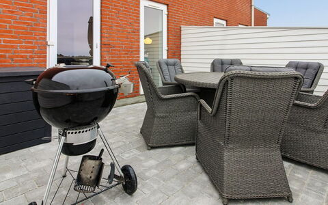 Maarit - 2.3Km from the Sea: Appartamento, Shade, Balcone, Sedia, Recinzione, Mobili Da Esterno, Alluminio, Erba Sintetica