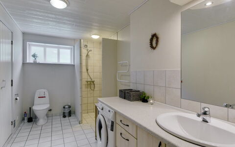 Epiphania - 900M from the Sea: Pavimentazione, Pavimento, Idraulico Fixture, Interior Design, Soffitto, Lavello, Rubinetto, Idraulico, Bagno, Camera