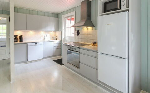 Epiphania - 900M from the Sea: Cucina, Pavimentazione, Elettrodomestico Da Cucina, Legna, Controsoffitto, Apparecchio Major, Interior Design, Cabinetry, Pavimento, Soffitto