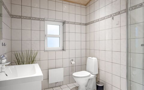 Gwen - 2.7Km from the Sea: Parete, Bagno, Pavimentazione, Idraulico Fixture, Toilet Seat, Pavimento, Gabinetto, Interior Design, Piastrella, Idraulico